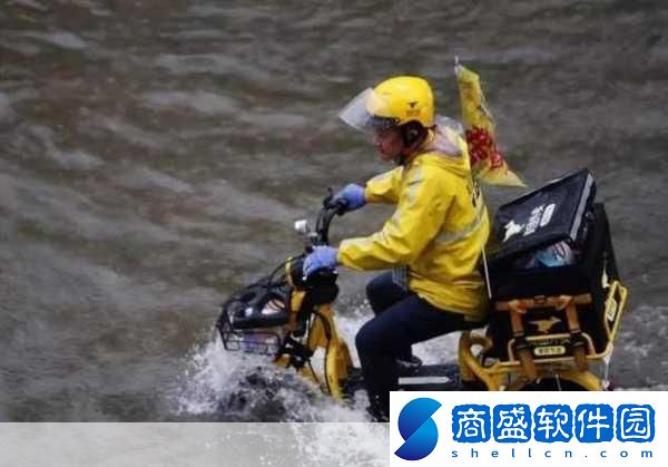 暴雨中的英雄瞬間